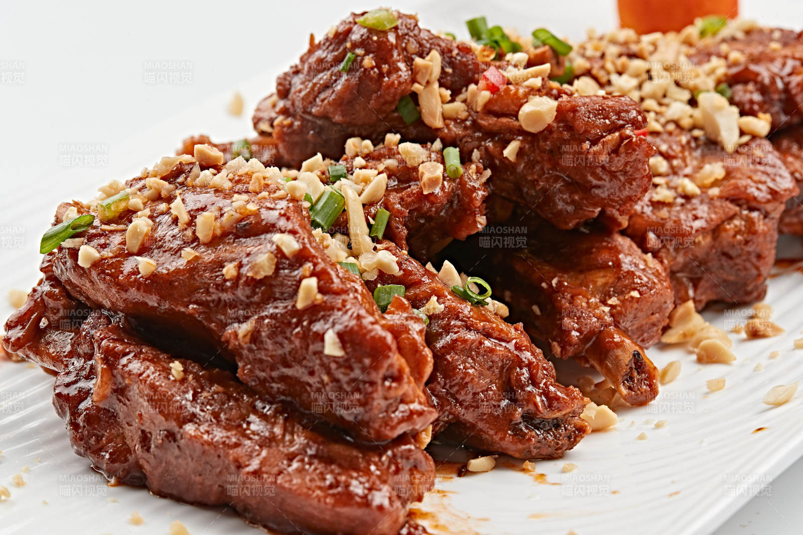 白色瓷盘装的蒜香猪肋排图片