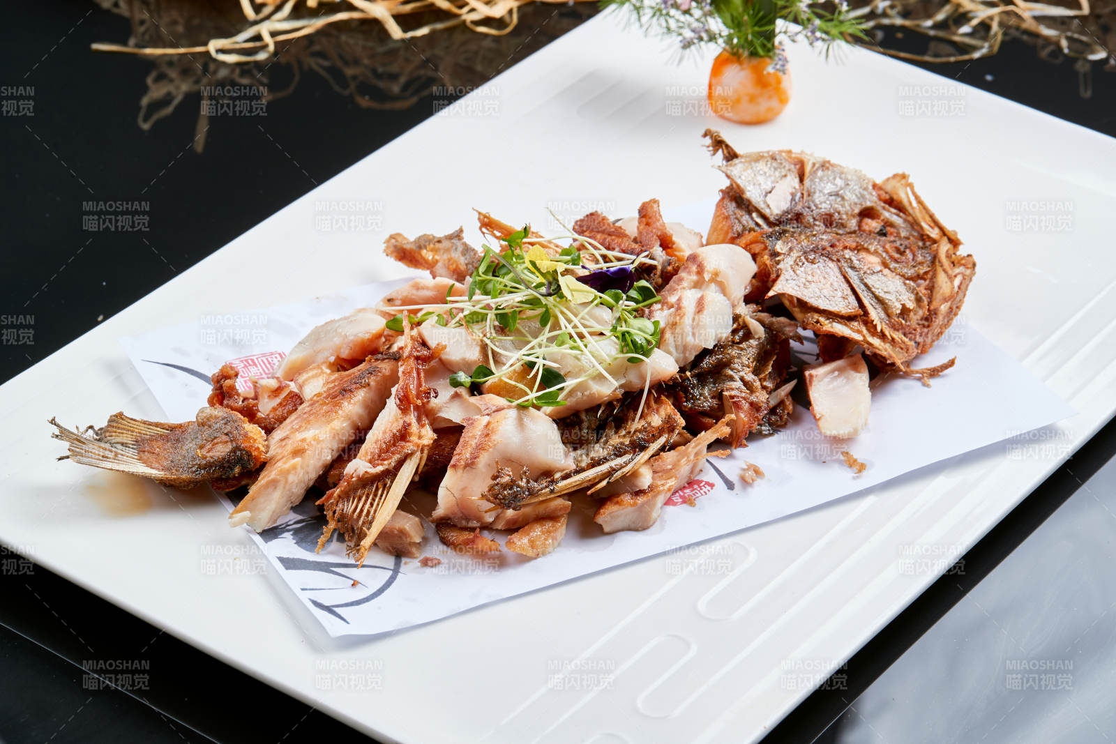 白色瓷盘装的手撕烟熏海鲈鱼图片