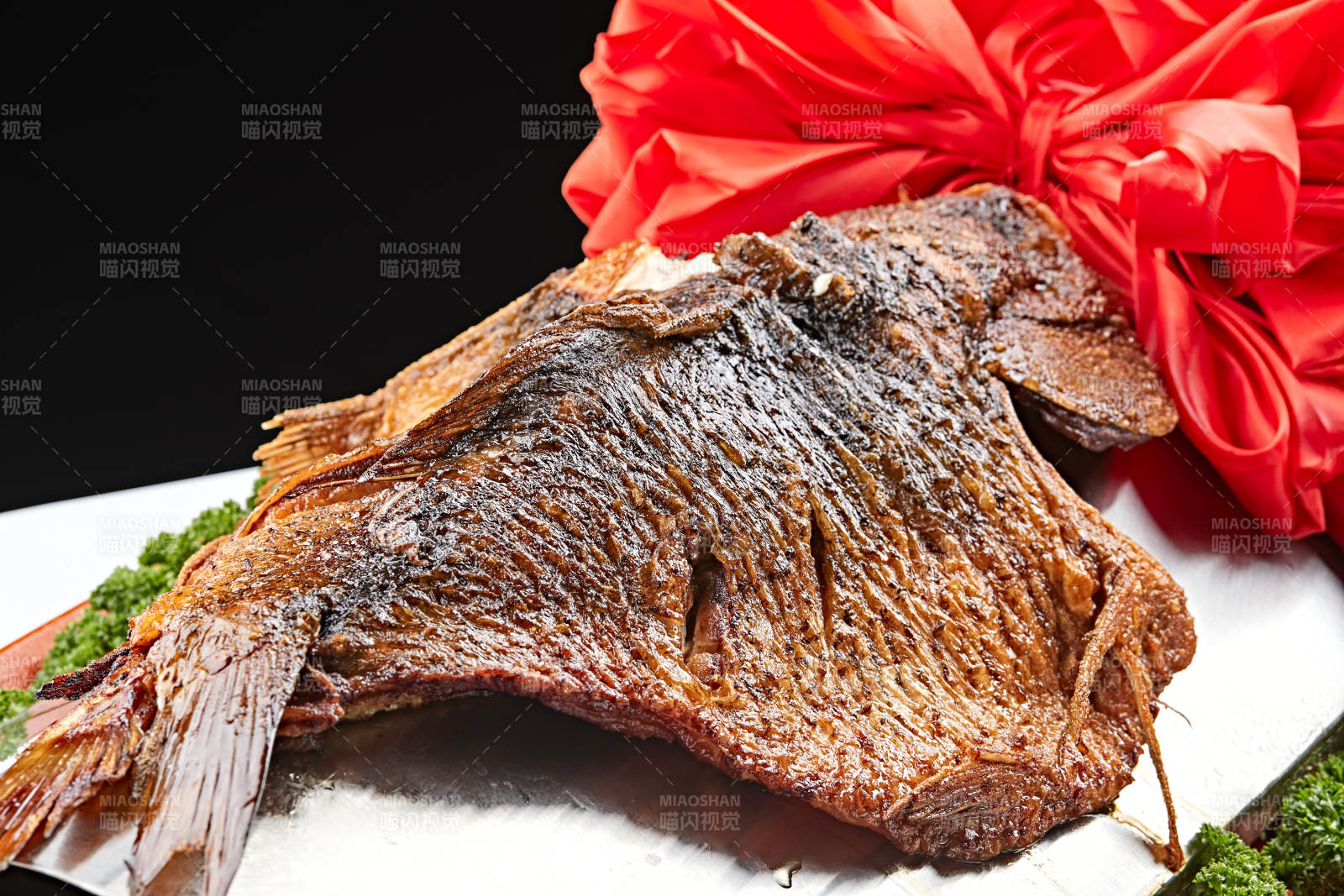 精美餐具装的蒙式熏鱼图片