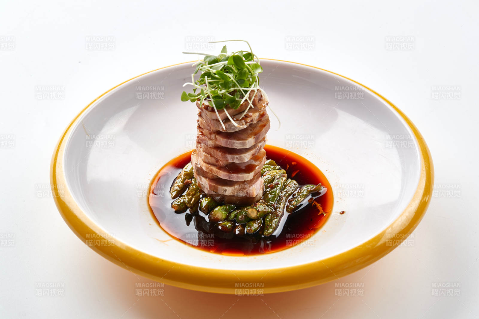 精美瓷盘装的压制熏肘花切片配香椿苗图片