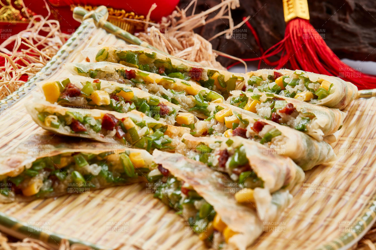 竹子笸箩装的江米牛肉玉米野菜饼图片