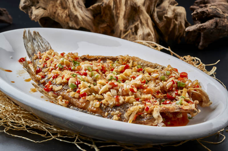 秘制蒜子剁椒干炸海鲈鱼图片