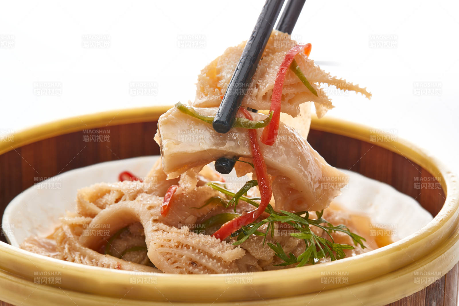 白色背景上精美竹笼屉装的港式蒸肚丝图片