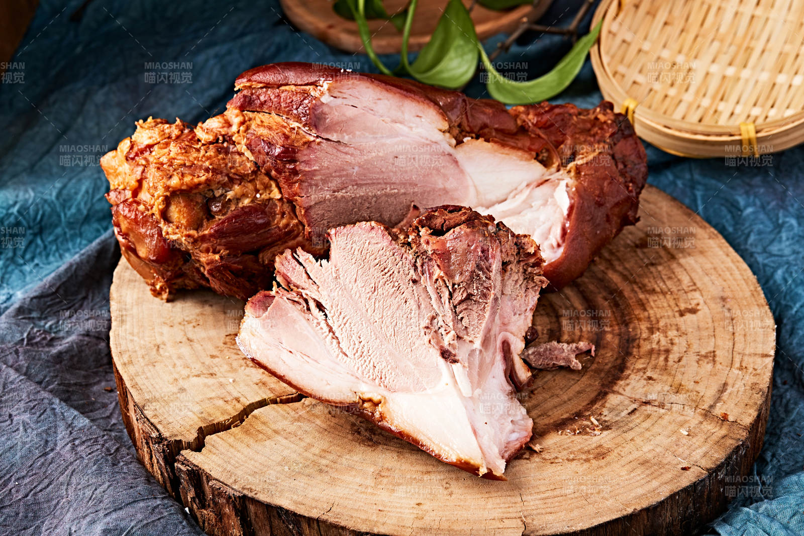 古法烟熏大猪肘肘子图片