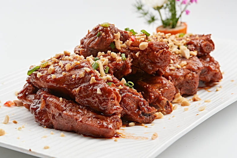 白色瓷盘装的蒜香猪肋排图片