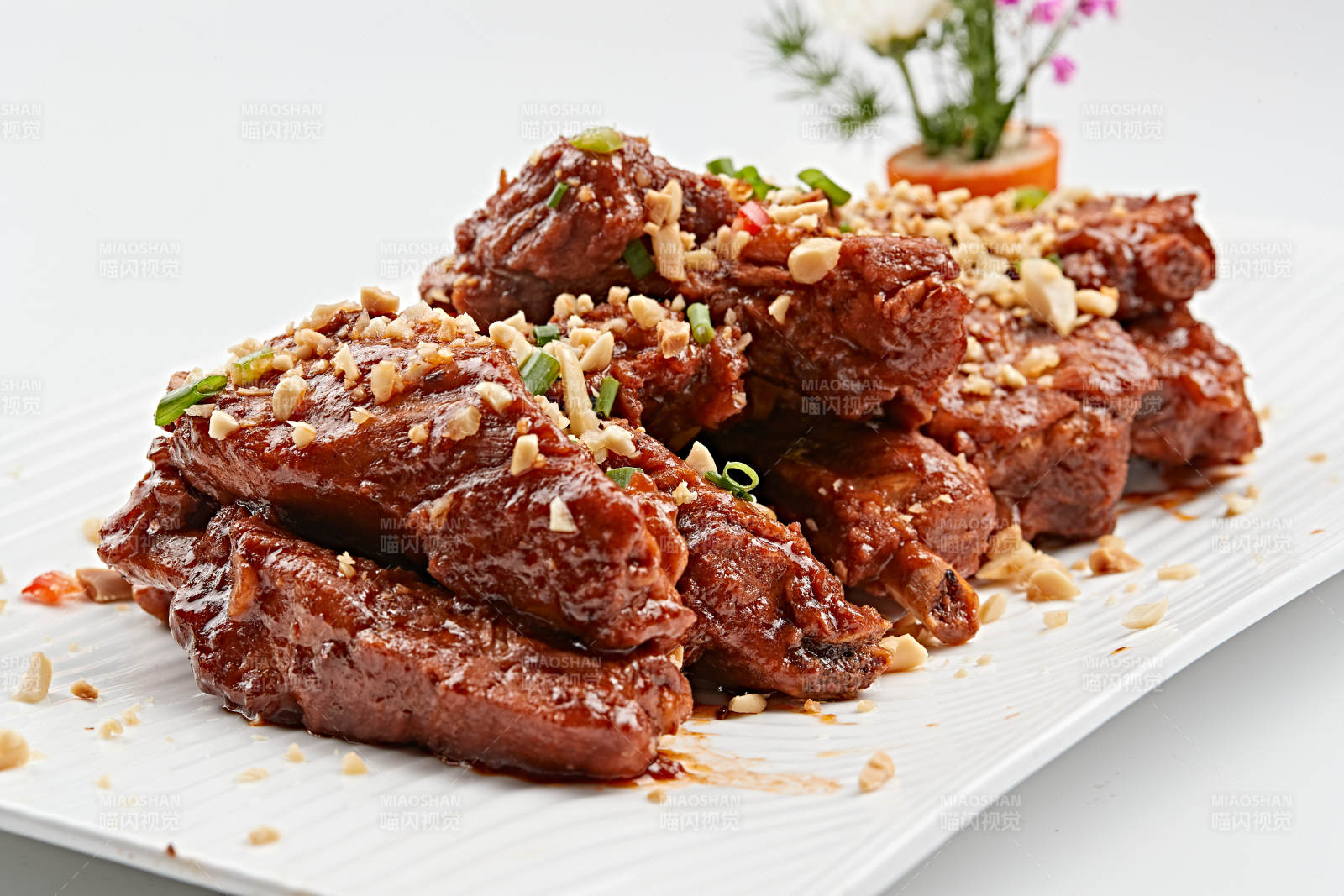 白色瓷盘装的蒜香猪肋排图片