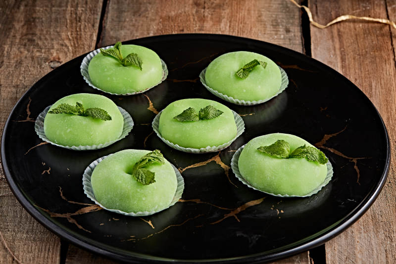 黑色餐具装的奶油果粒糯米糍图片