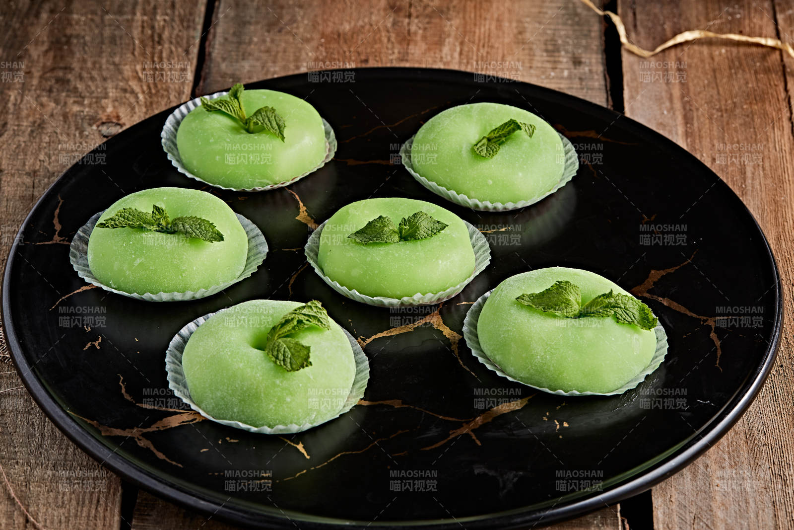 黑色餐具装的奶油果粒糯米糍图片