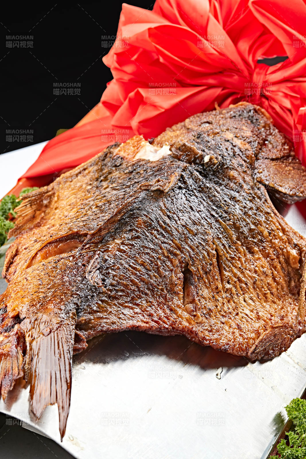 精美餐具装的蒙式熏鱼图片