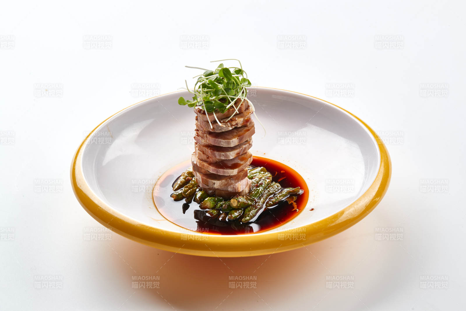 精美瓷盘装的压制熏肘花切片配香椿苗图片