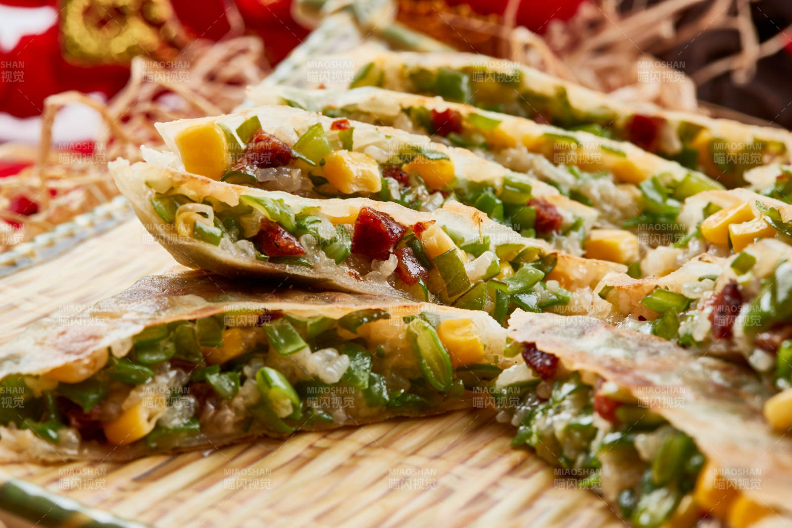 竹子笸箩装的江米牛肉玉米野菜饼图片