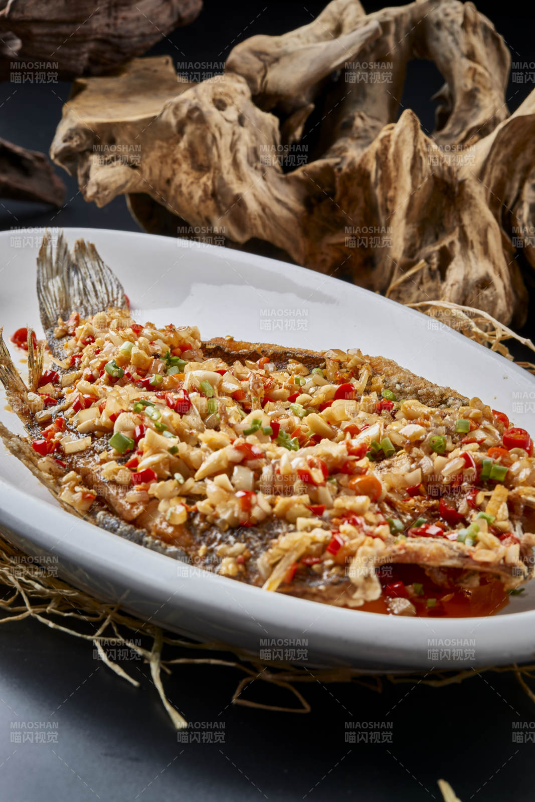 秘制蒜子剁椒干炸海鲈鱼图片