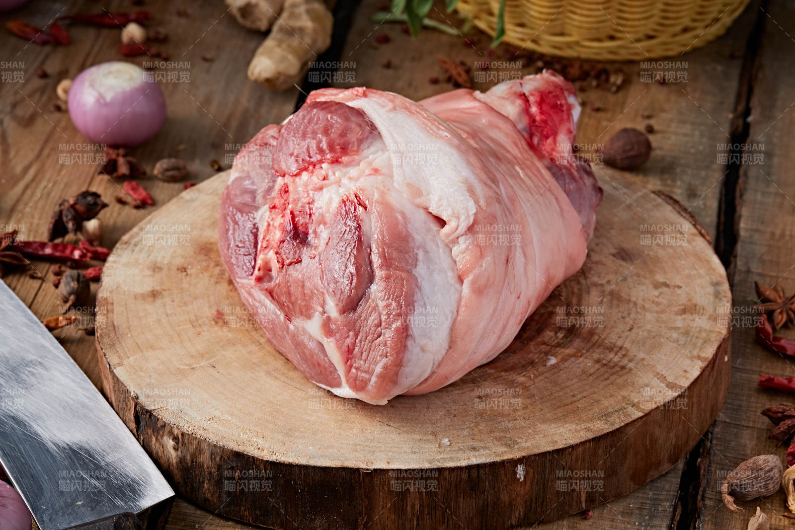 白色背景下的生鲜猪肘子图片