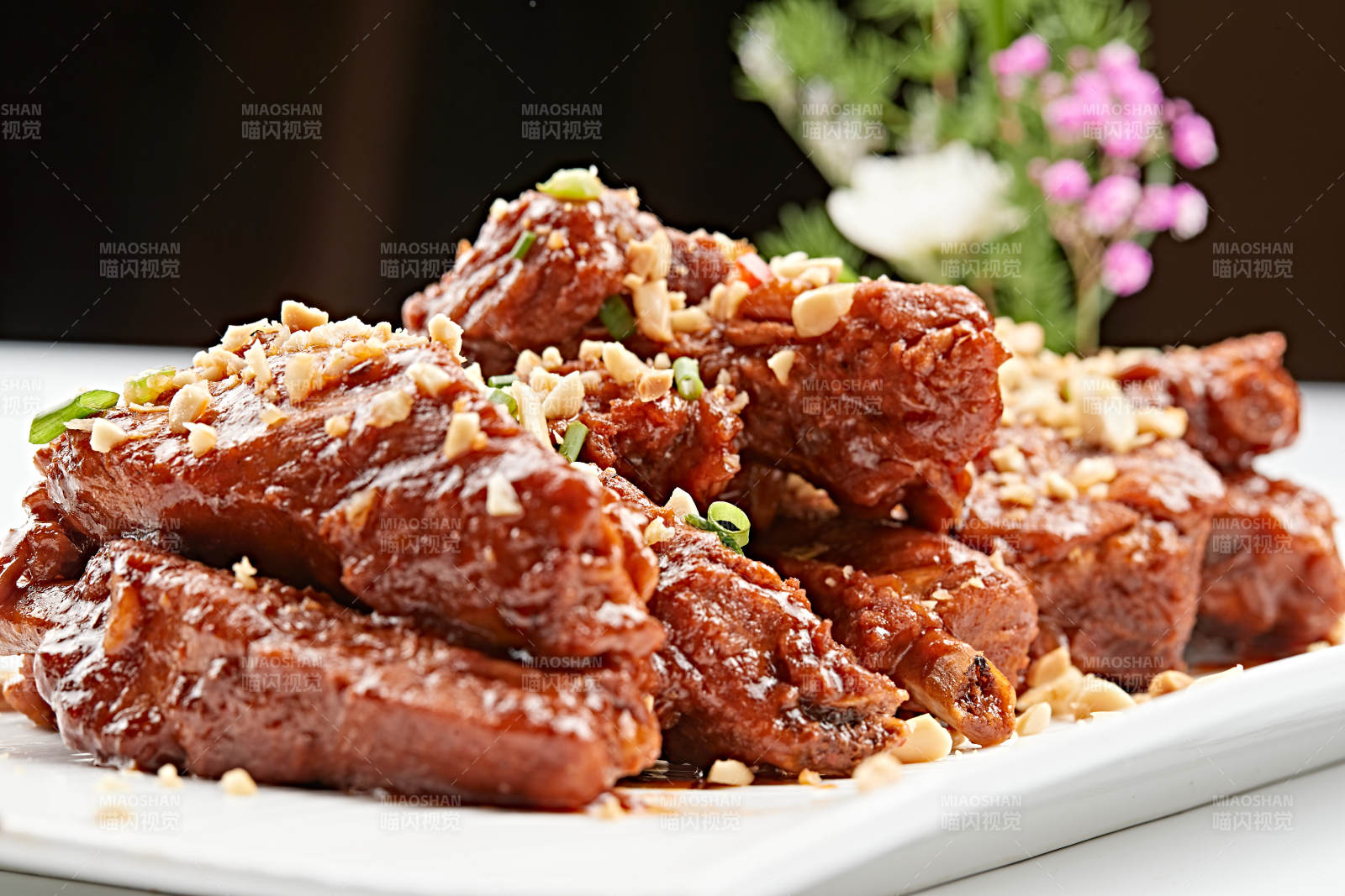白色瓷盘装的蒜香猪肋排图片