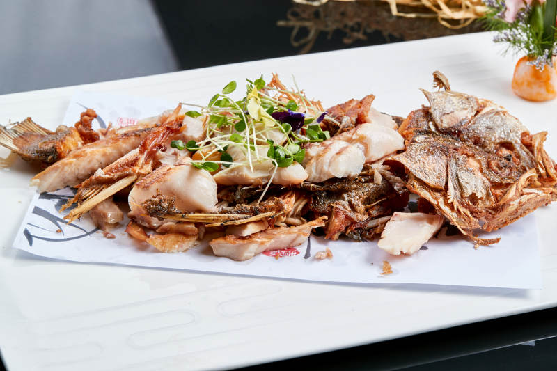 白色瓷盘装的手撕烟熏海鲈鱼图片