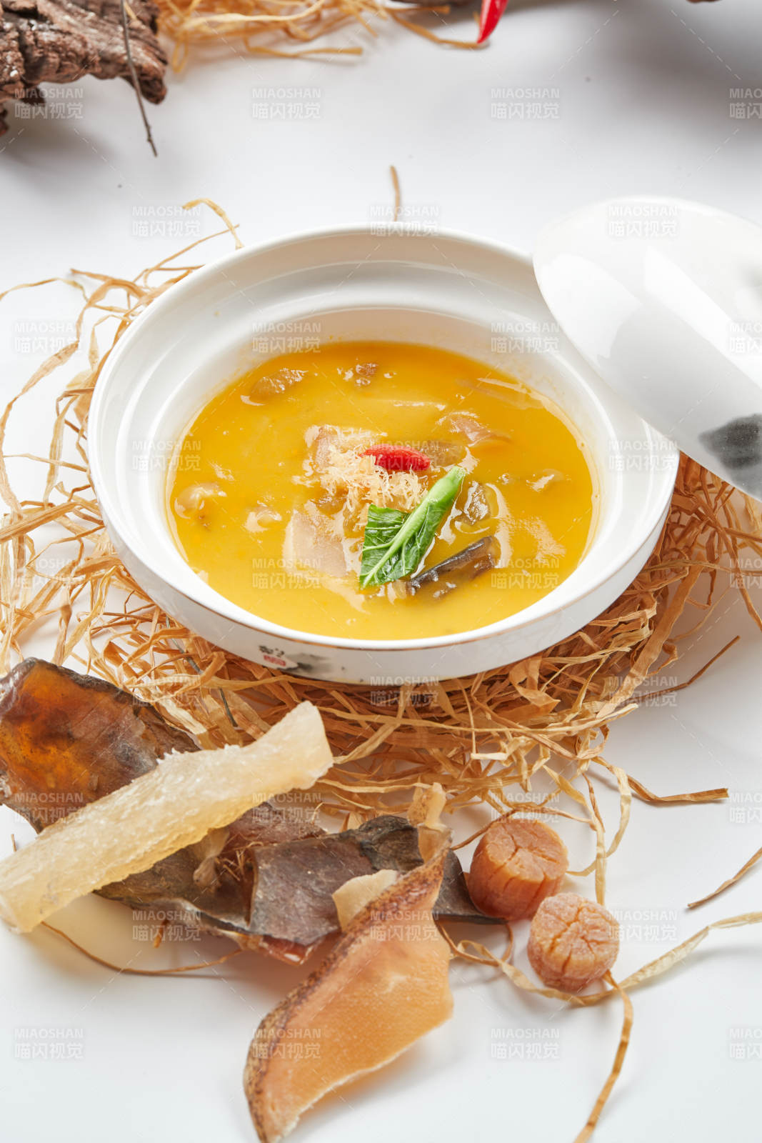 白色瓷碗装的燕鲍翅浓汤四宝图片