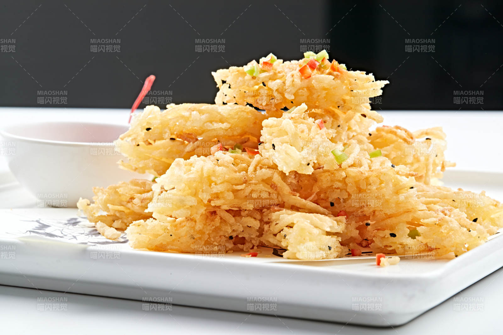 白色瓷盘装的飘香炸薯格图片