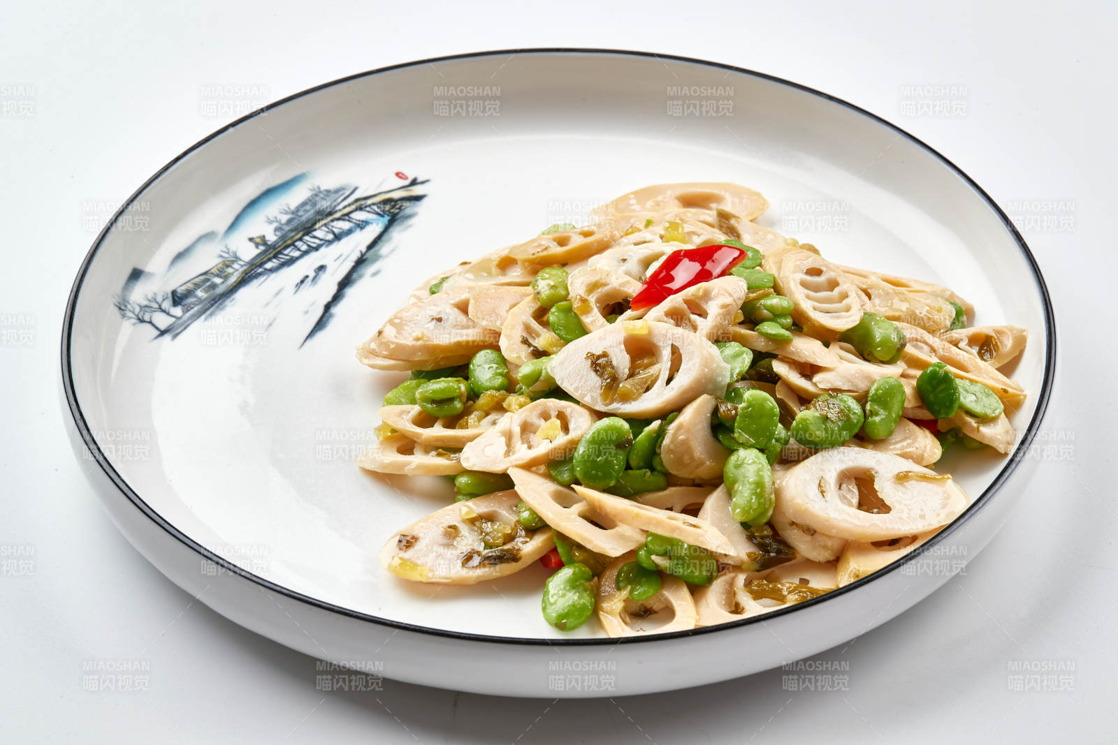 白色瓷盘装的彩椒青蚕豆小炒春笋尖图片