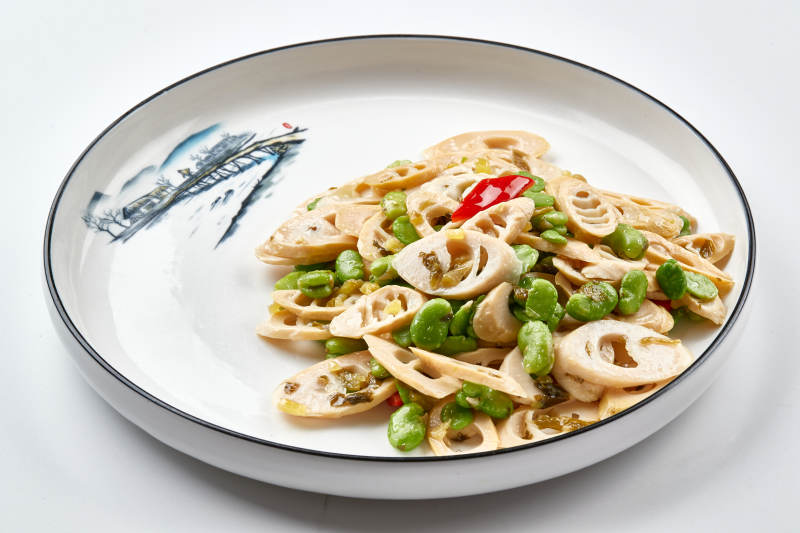 白色瓷盘装的彩椒青蚕豆小炒春笋尖图片