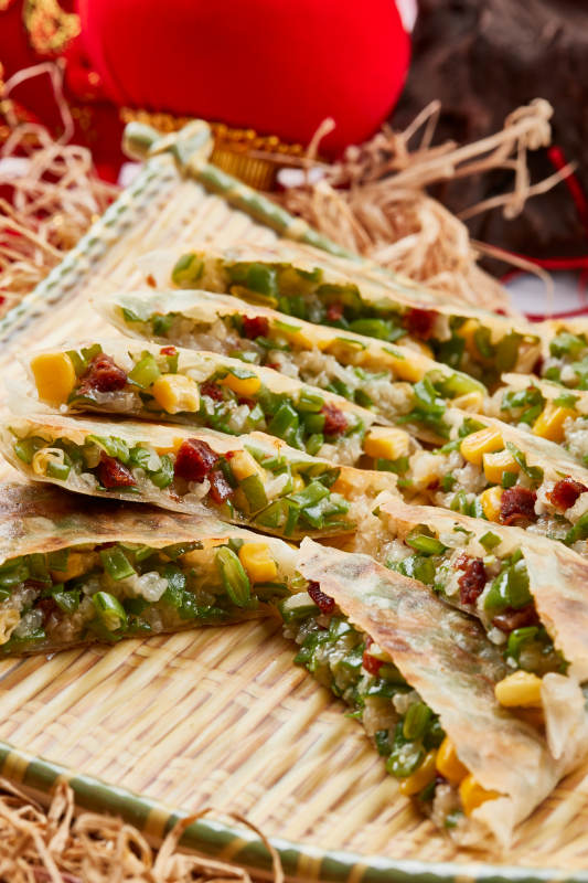 竹子笸箩装的江米牛肉玉米野菜饼图片