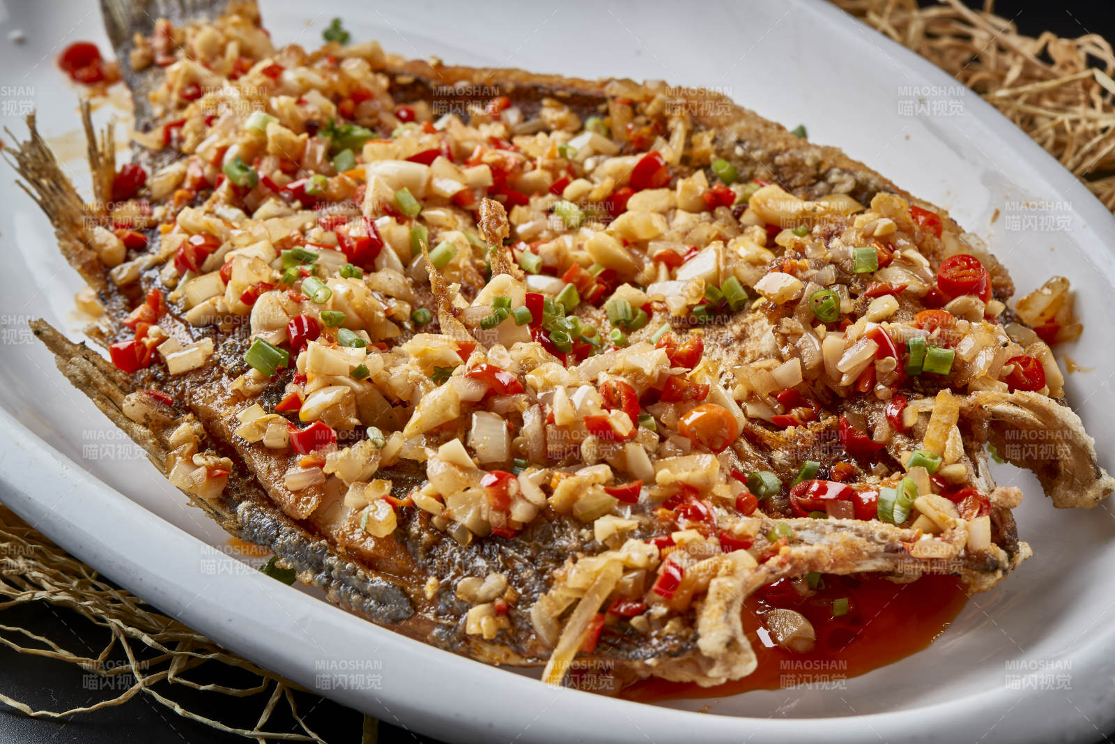 秘制蒜子剁椒干炸海鲈鱼图片