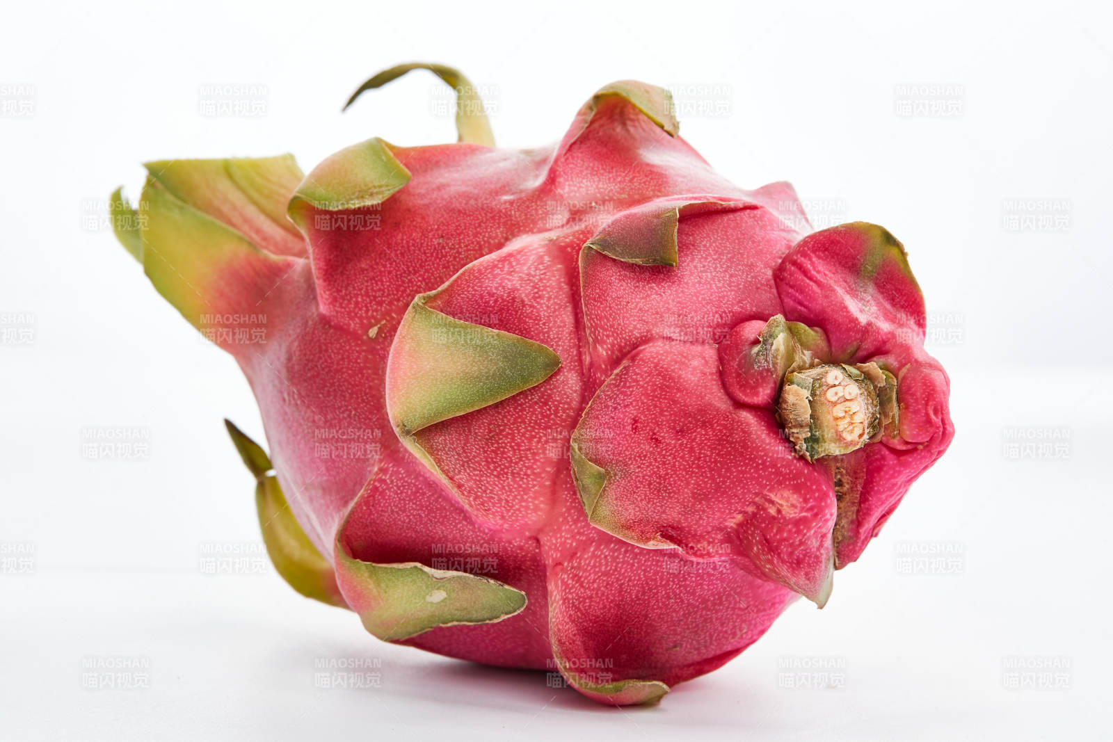 白色背景上摆放的新鲜火龙果图片