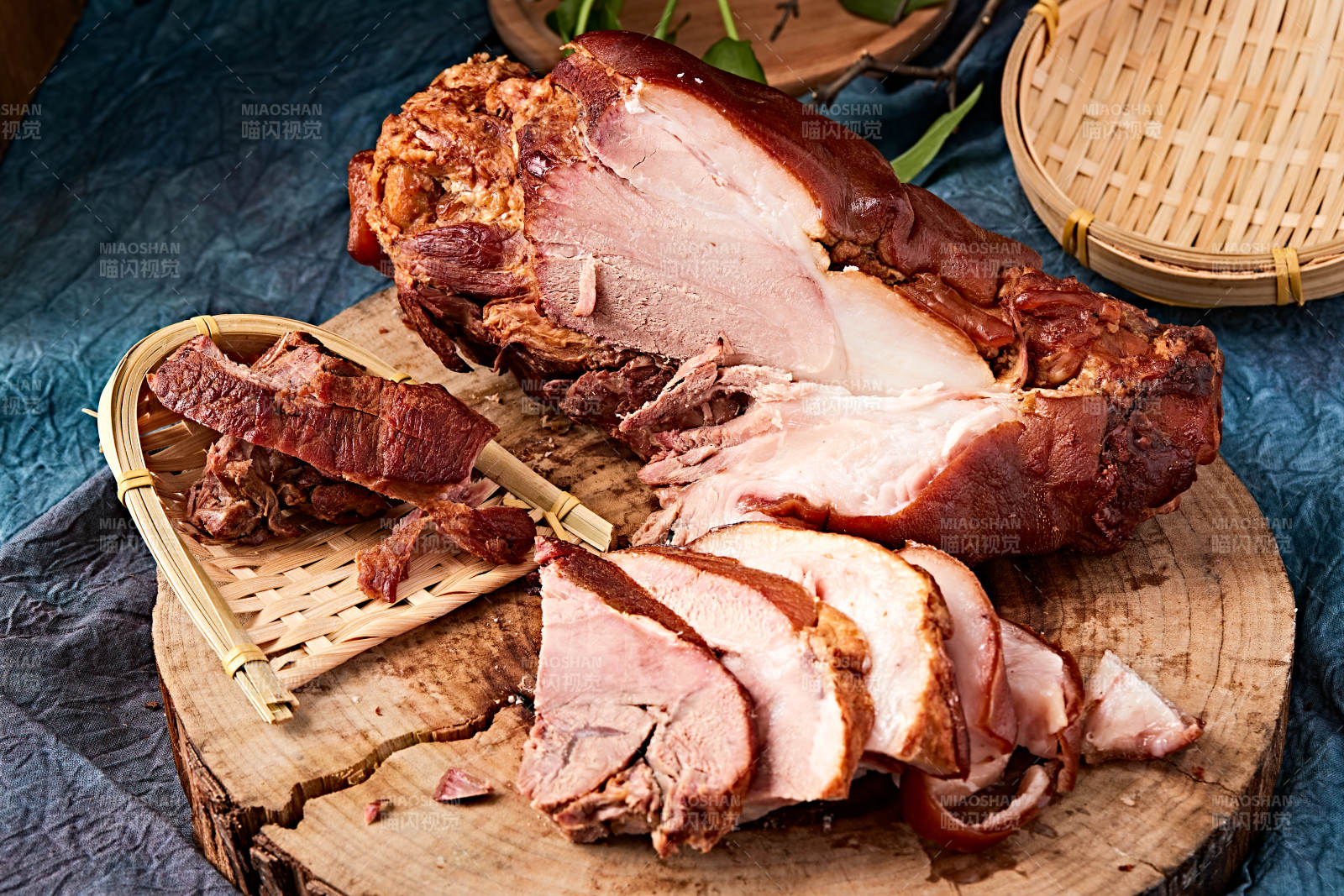 古法烟熏大猪肘肘子图片