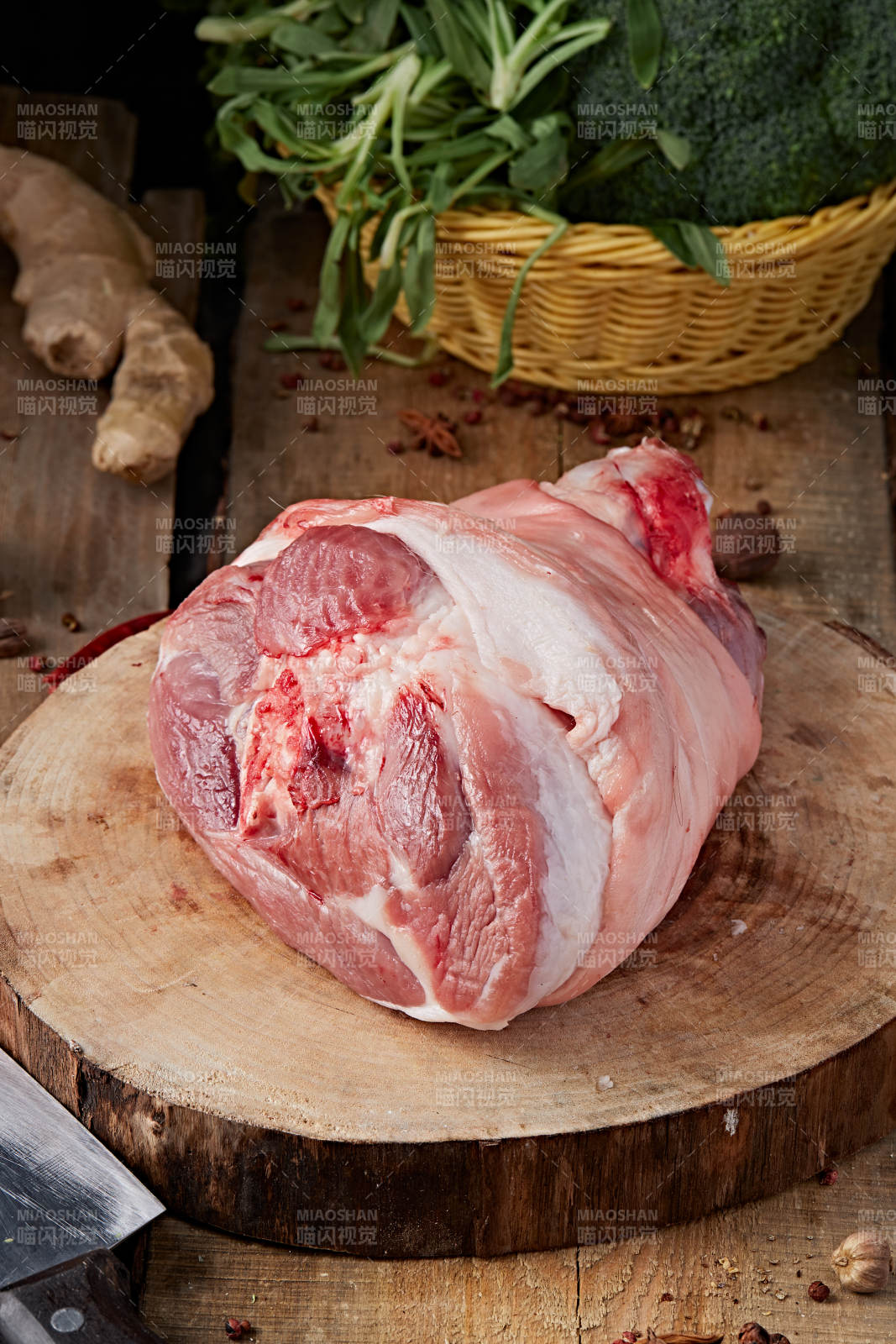 白色背景下的生鲜猪肘子图片