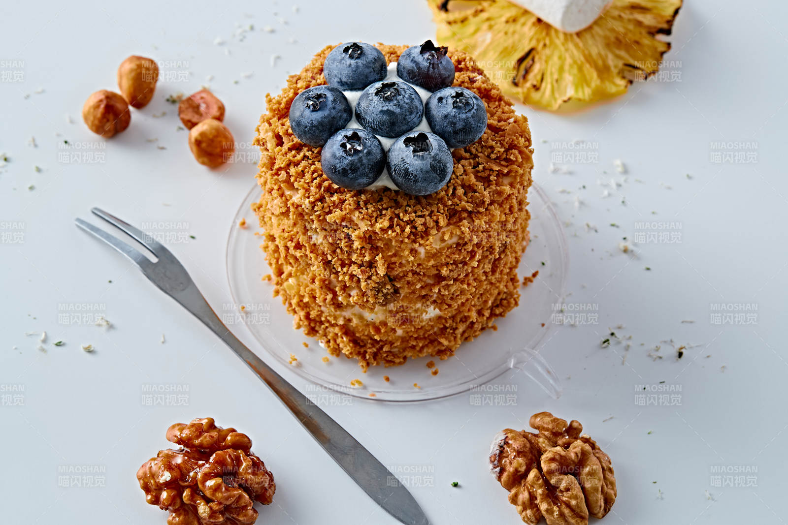 蓝莓坚果碎奶油慕斯蛋糕图片
