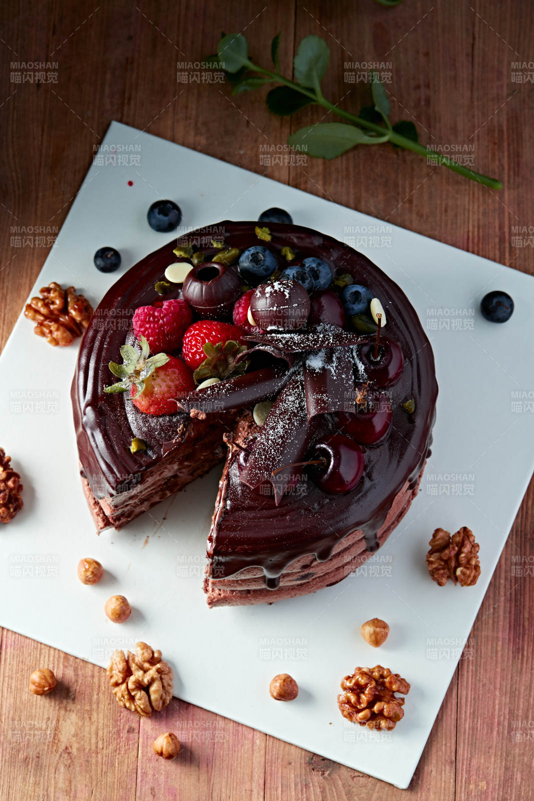 蓝莓草莓车厘子巧克力鲜奶慕斯生日蛋糕图片