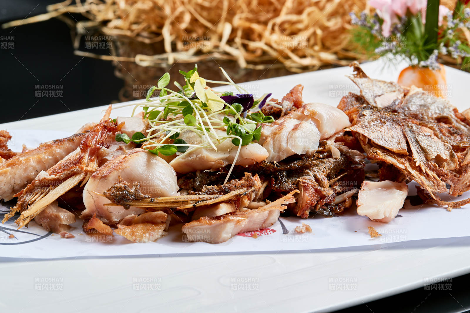 白色瓷盘装的手撕烟熏海鲈鱼图片