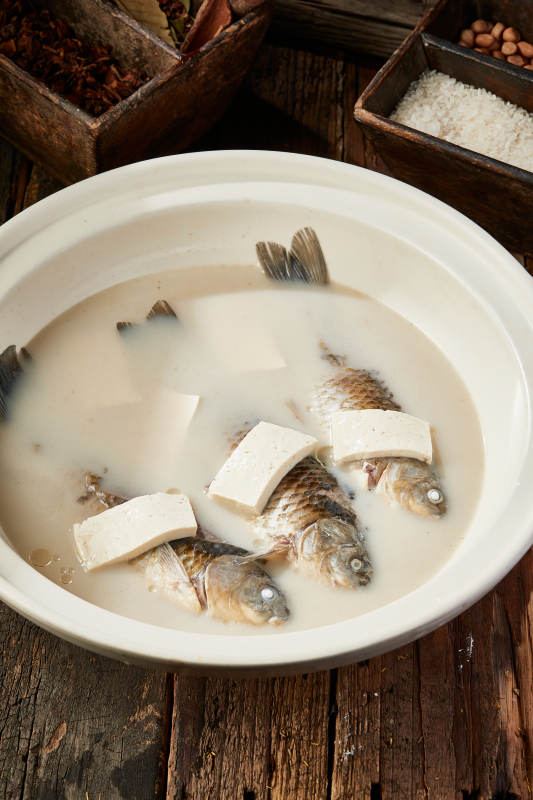 砂锅野生高背鲫鱼豆腐汤图片
