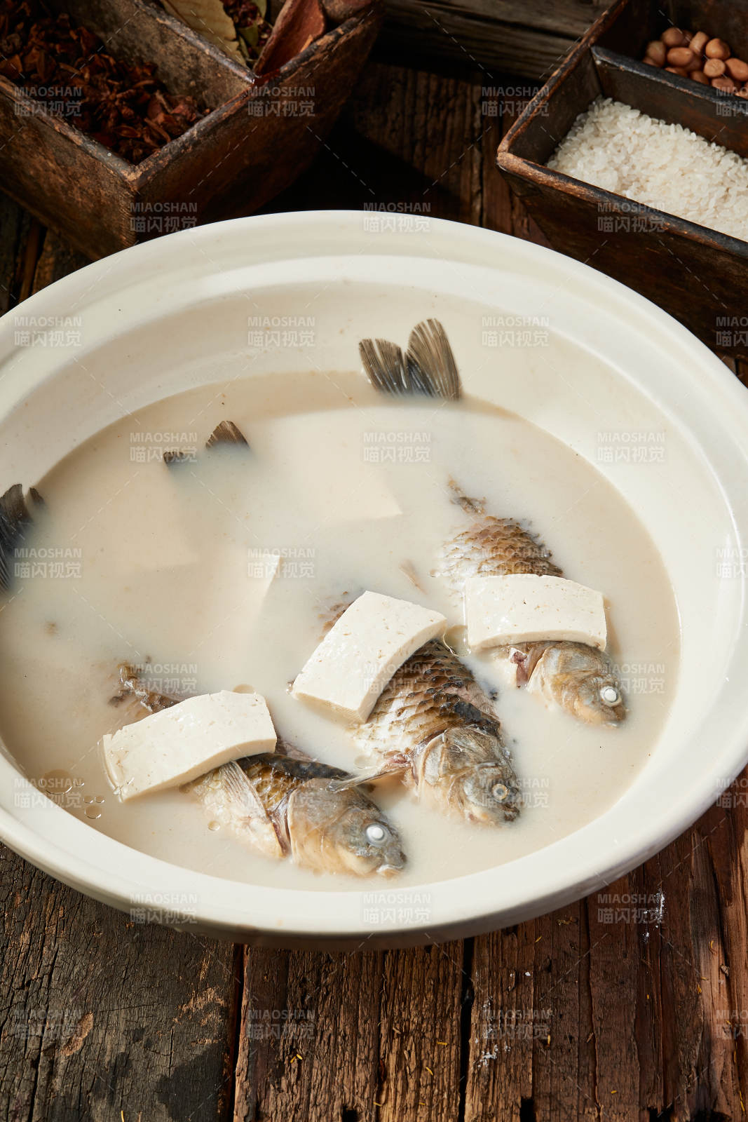 砂锅野生高背鲫鱼豆腐汤图片