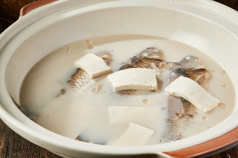 砂锅野生高背鲫鱼豆腐汤图片