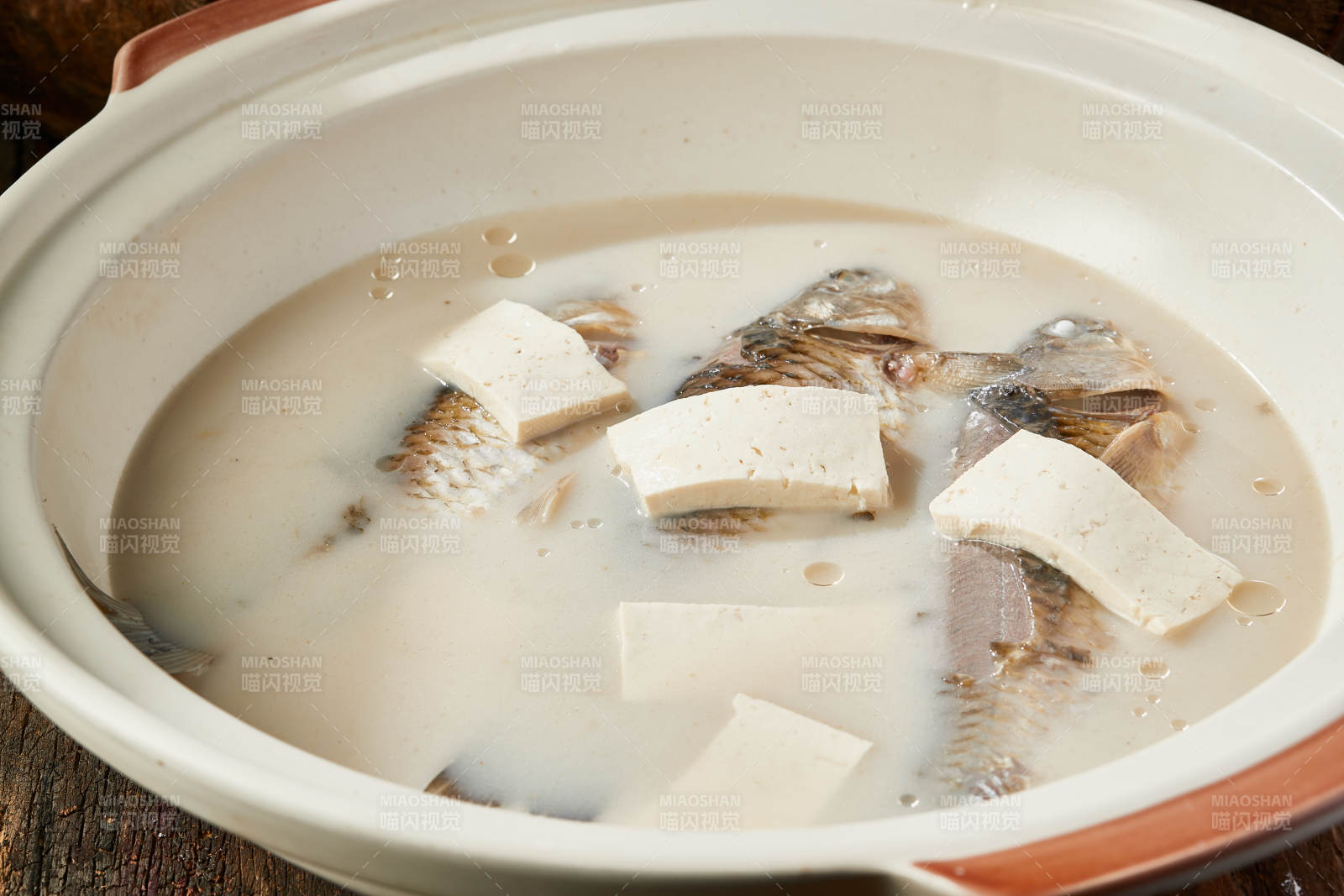 砂锅野生高背鲫鱼豆腐汤图片