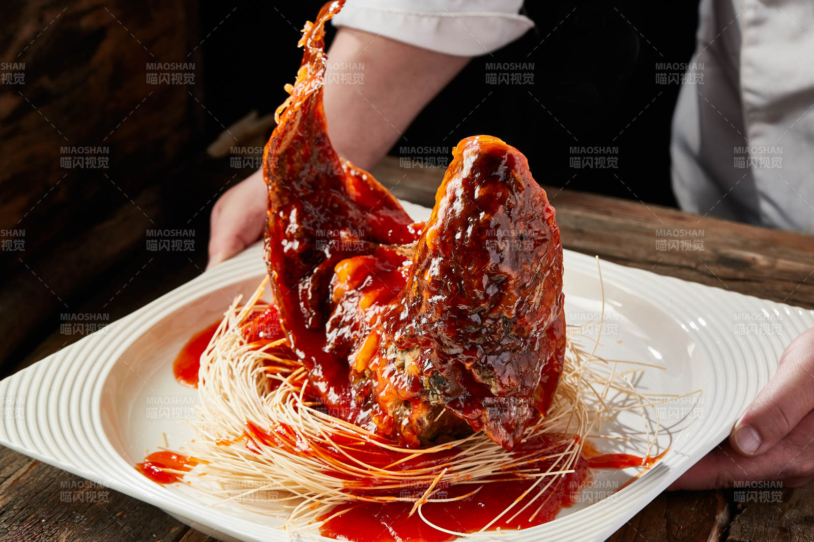 造型精美的浇汁糖醋野生大鲤鱼图片