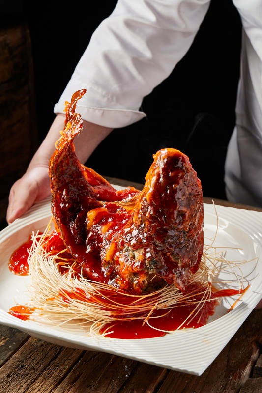 造型精美的浇汁糖醋野生大鲤鱼图片