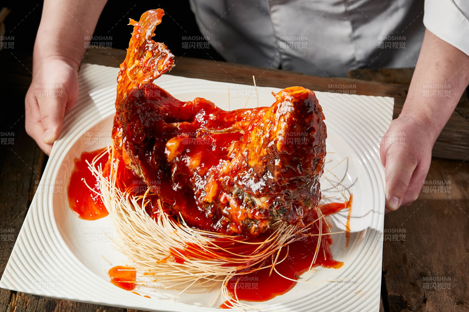 造型精美的浇汁糖醋野生大鲤鱼图片