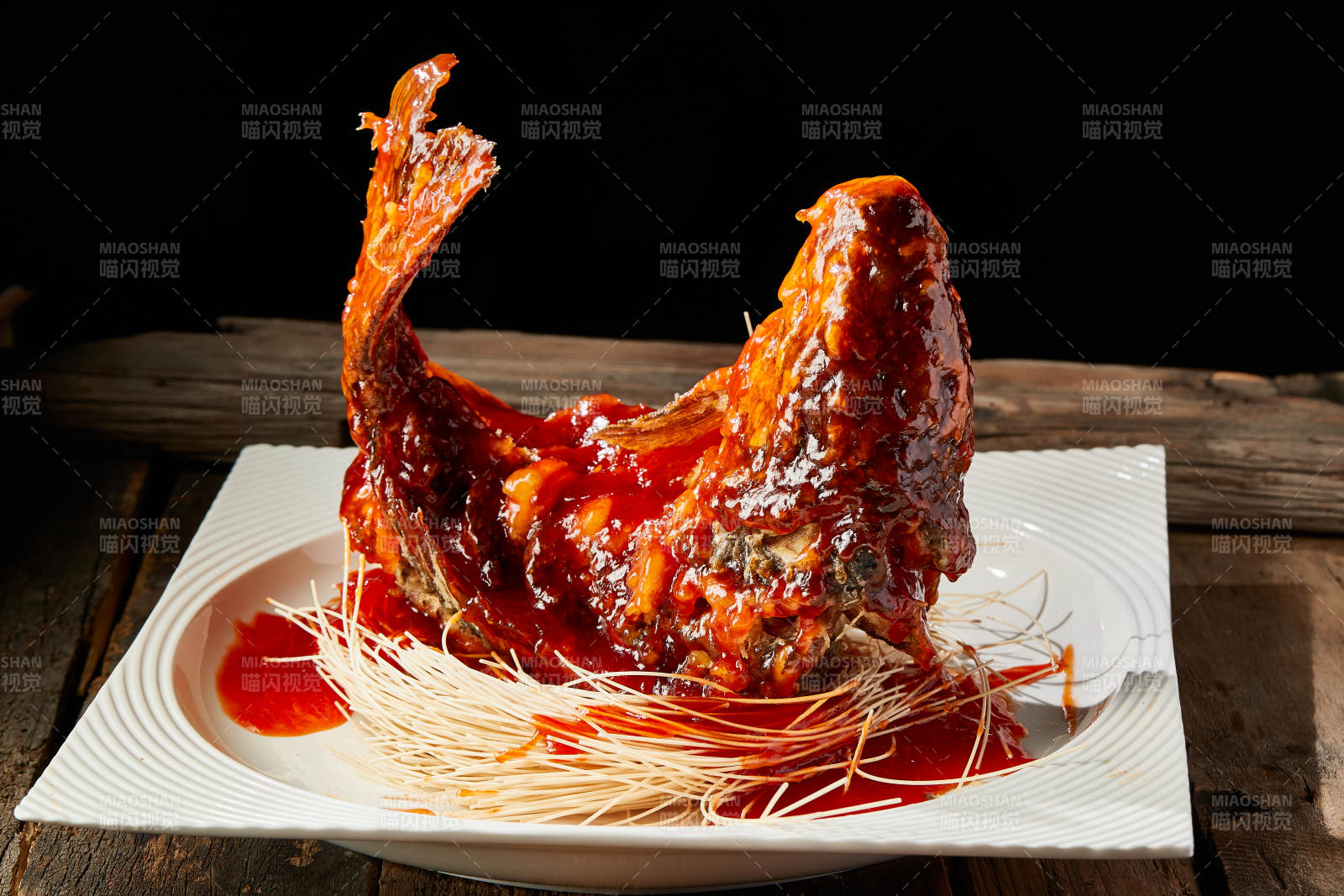 造型精美的浇汁糖醋野生大鲤鱼图片