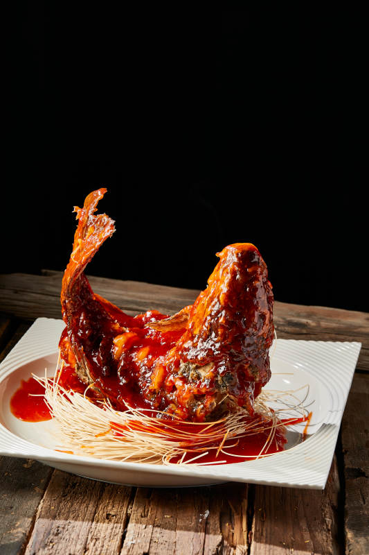 造型精美的浇汁糖醋野生大鲤鱼图片