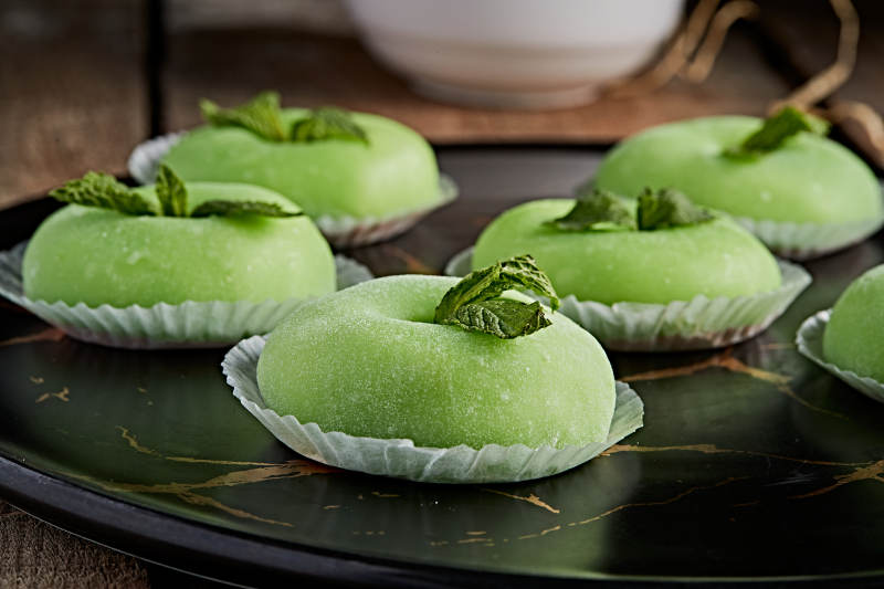 黑色餐具装的奶油果粒糯米糍图片