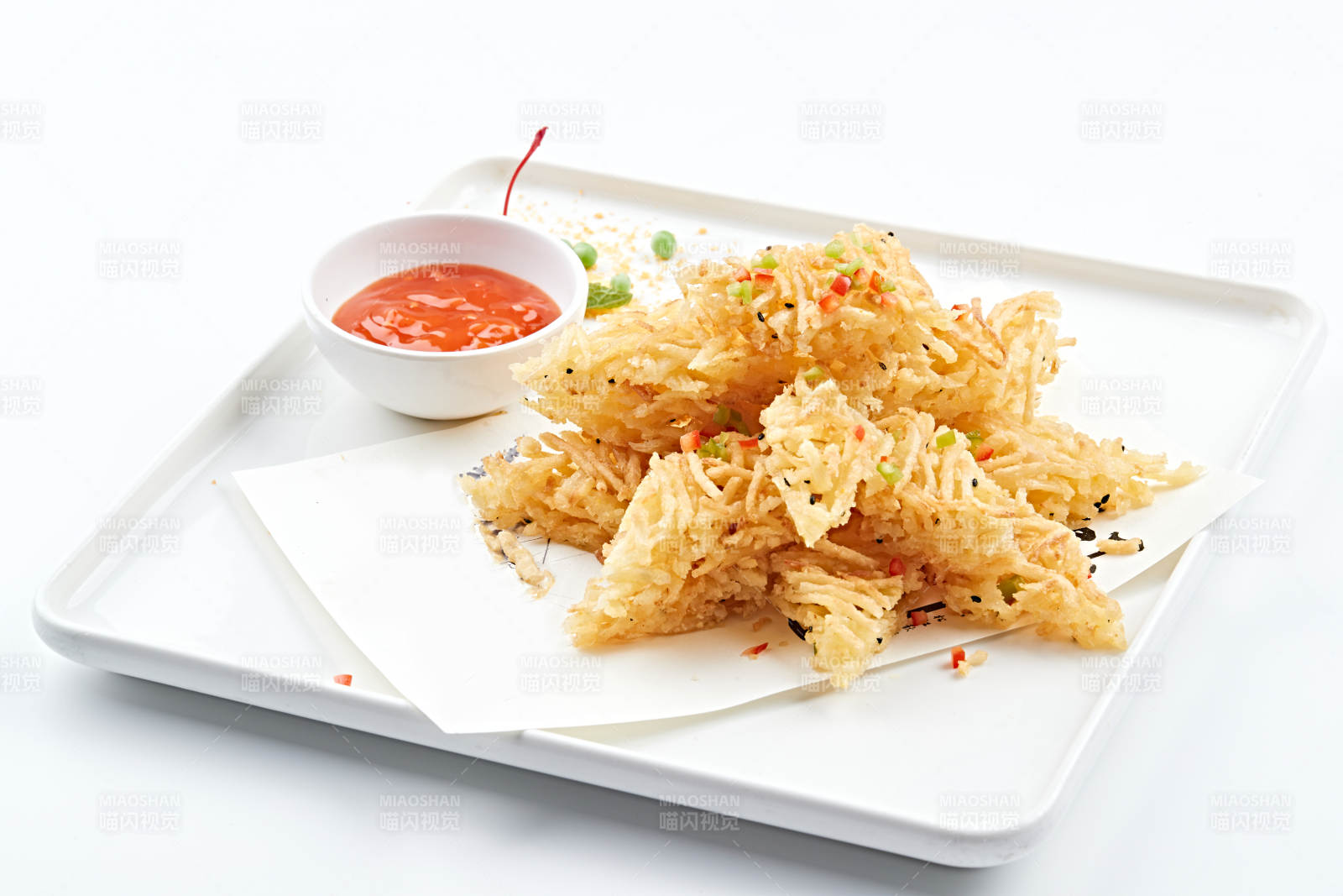 白色瓷盘装的飘香炸薯格图片