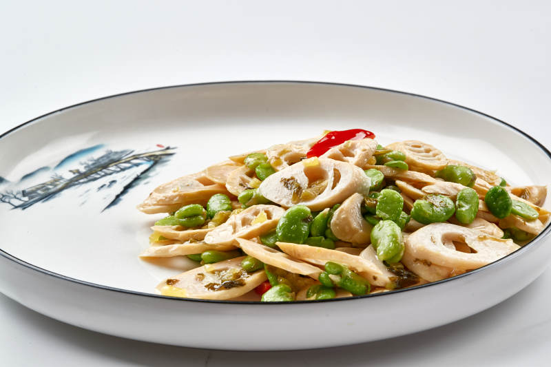 白色瓷盘装的彩椒青蚕豆小炒春笋尖图片