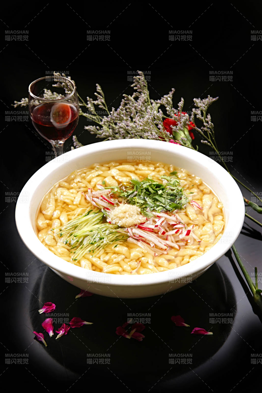 酸汤菜丝蒜香面蝌蚪图片