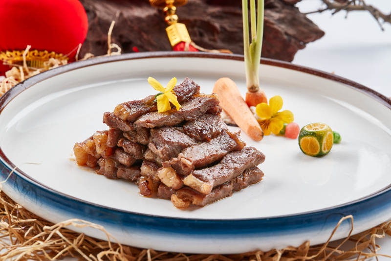 白色白瓷盘的香煎牛瓜条图片