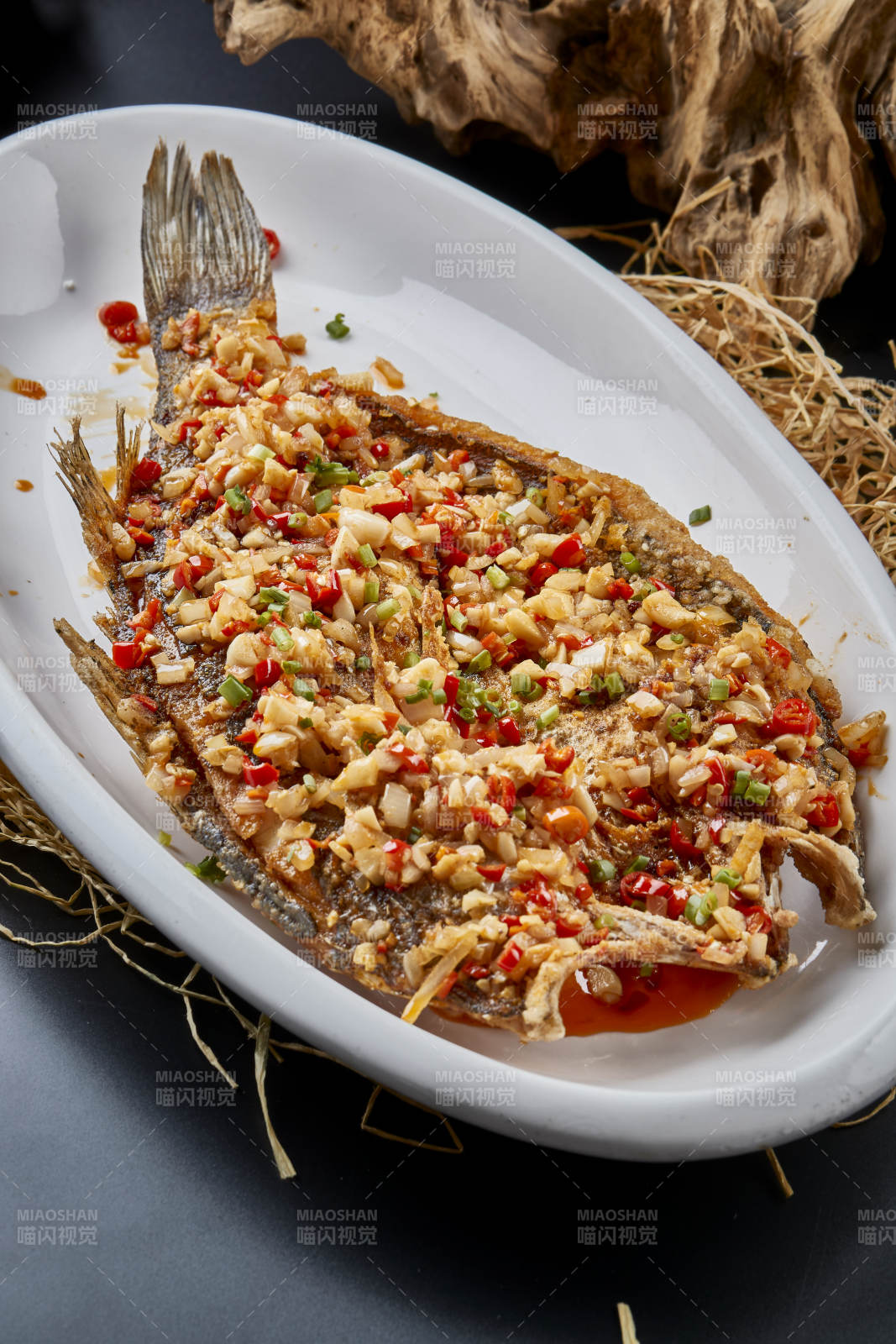 秘制蒜子剁椒干炸海鲈鱼图片