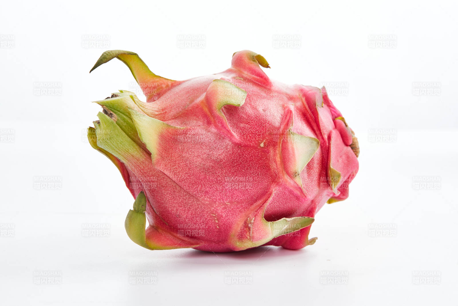 白色背景上摆放的新鲜火龙果图片