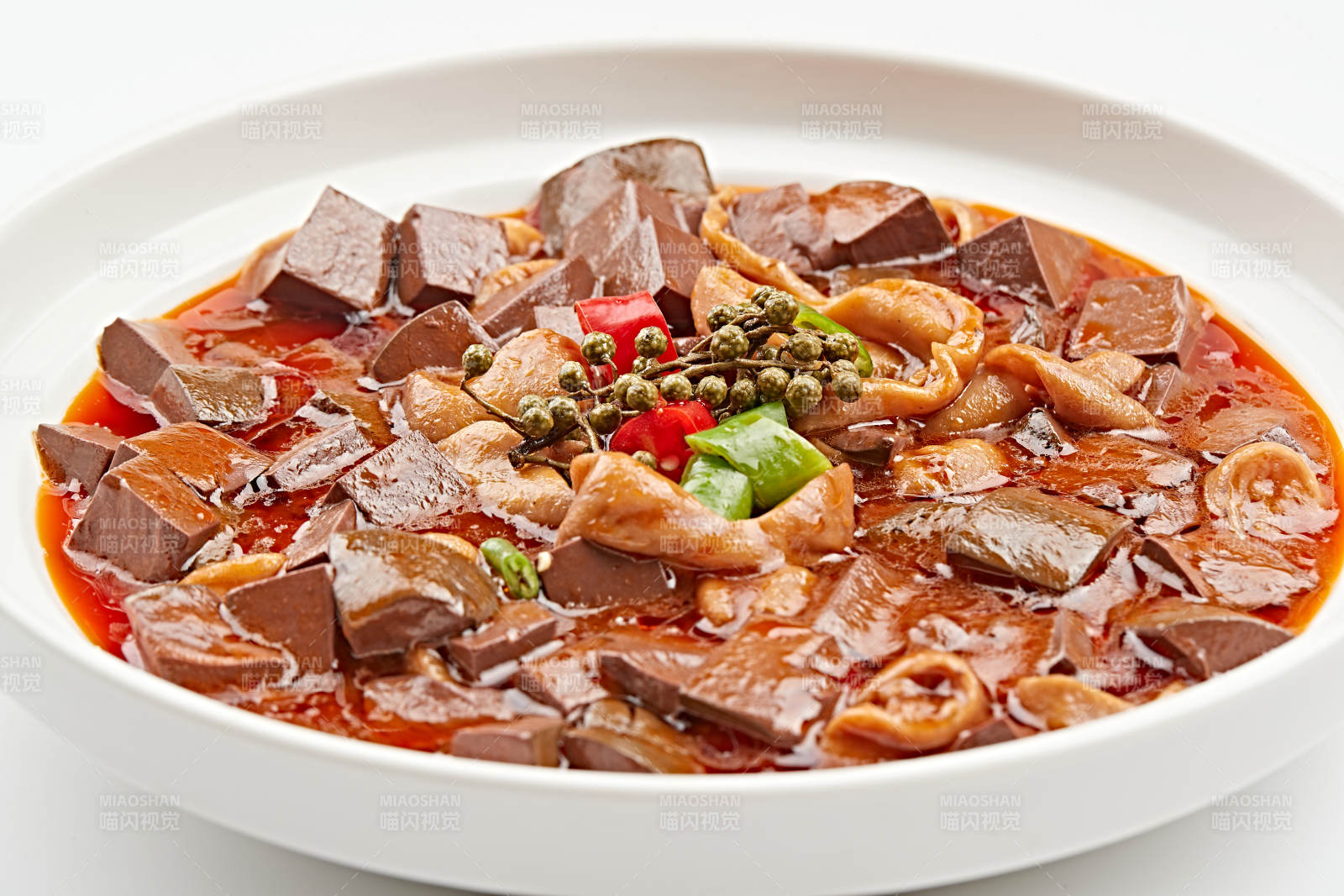 白色瓷盘装的麻辣肥肠血豆腐图片