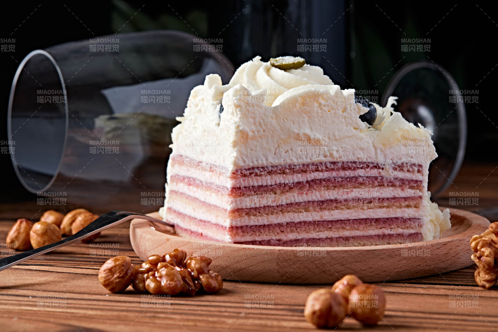 蓝莓白巧克力鲜奶慕斯榴莲蛋糕图片