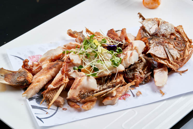 白色瓷盘装的手撕烟熏海鲈鱼图片